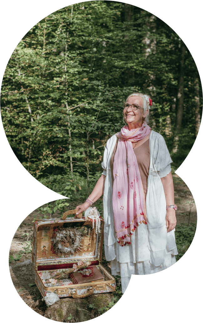 Malena stehend im Wald